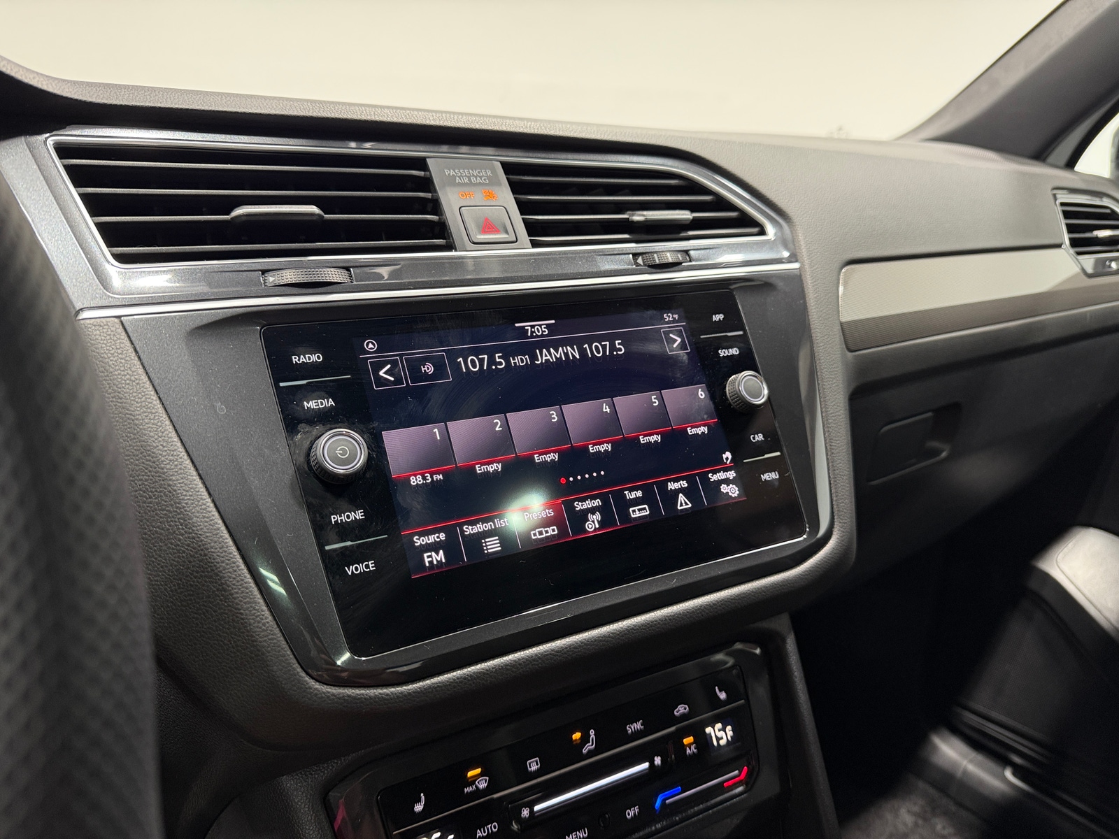 Thumbnail: 2024 Volkswagen Tiguan - 3