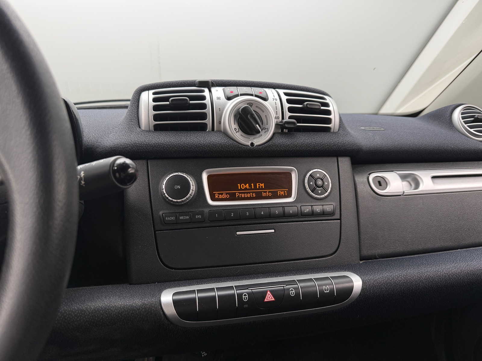 Thumbnail: 2015 smart fortwo - 4