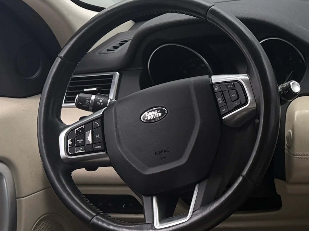 Thumbnail: 2017 Land Rover Discovery Sport - 4