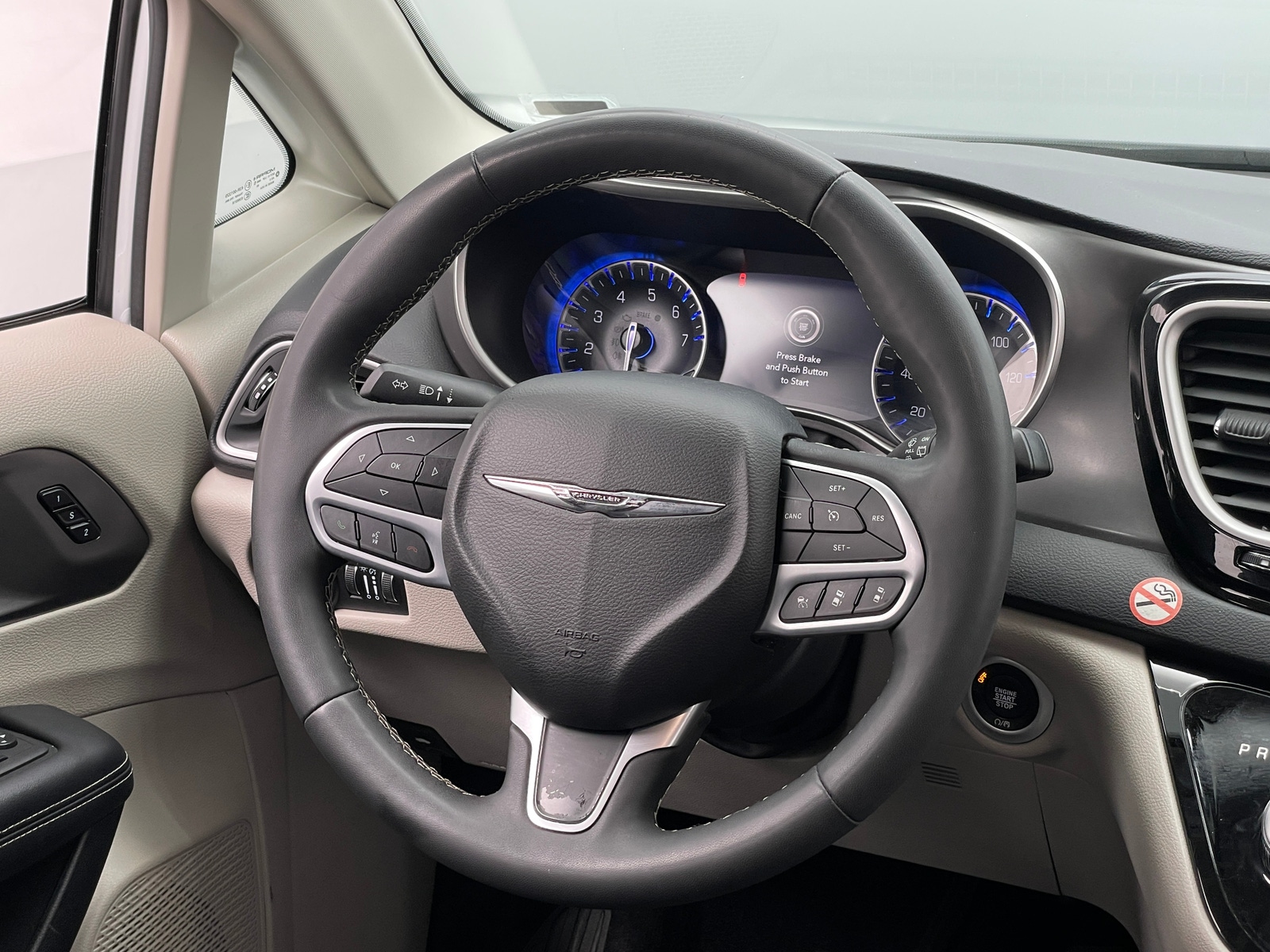 Thumbnail: 2023 Chrysler Pacifica - 4