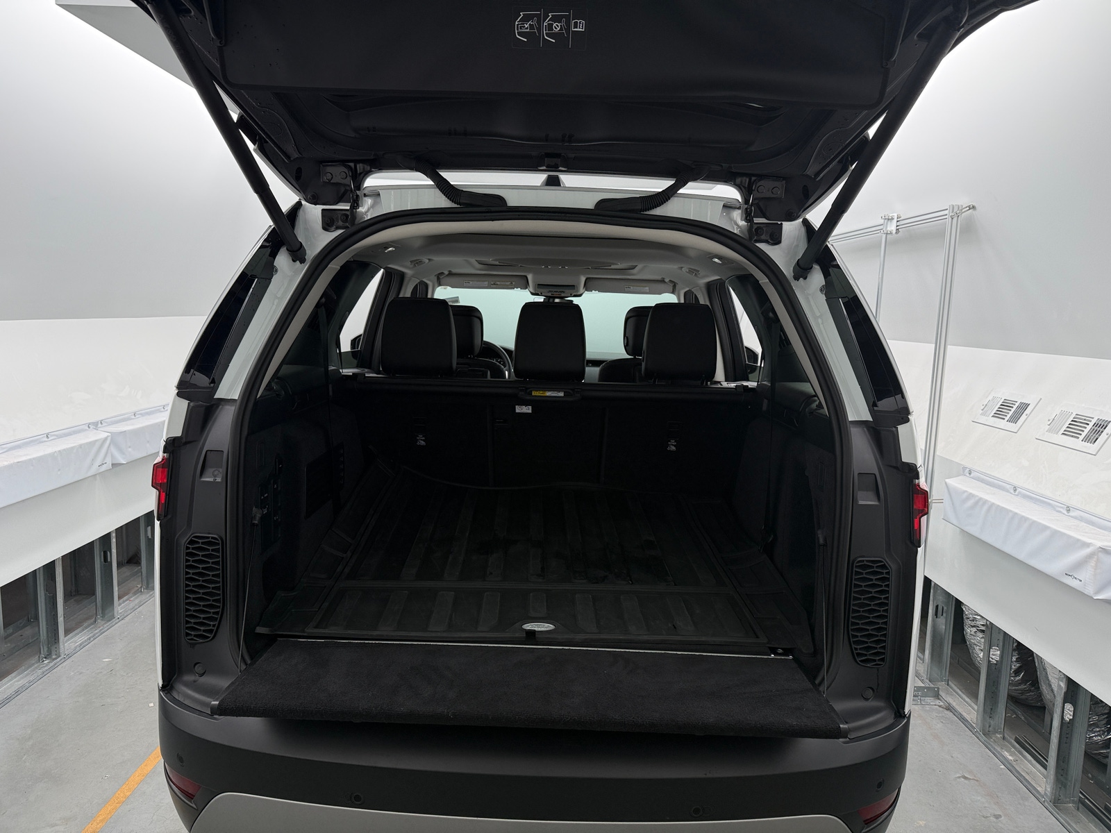 Thumbnail: 2024 Land Rover Discovery - 6