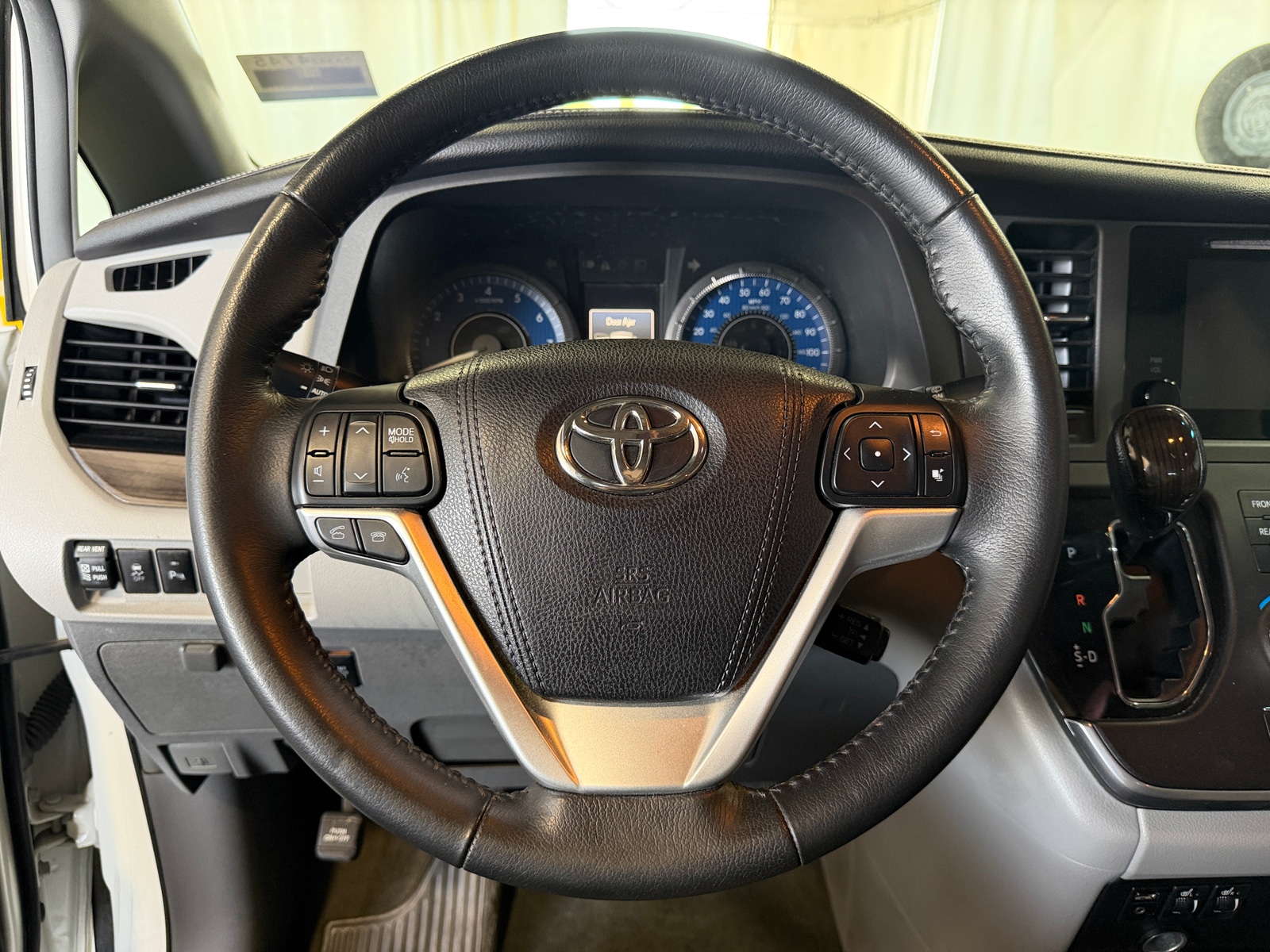 Thumbnail: 2015 Toyota Sienna - 4