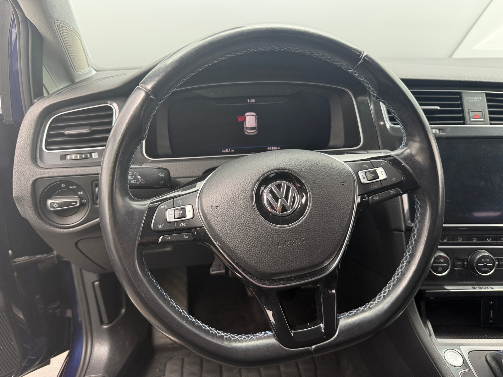 Thumbnail: 2018 Volkswagen e-Golf - 4