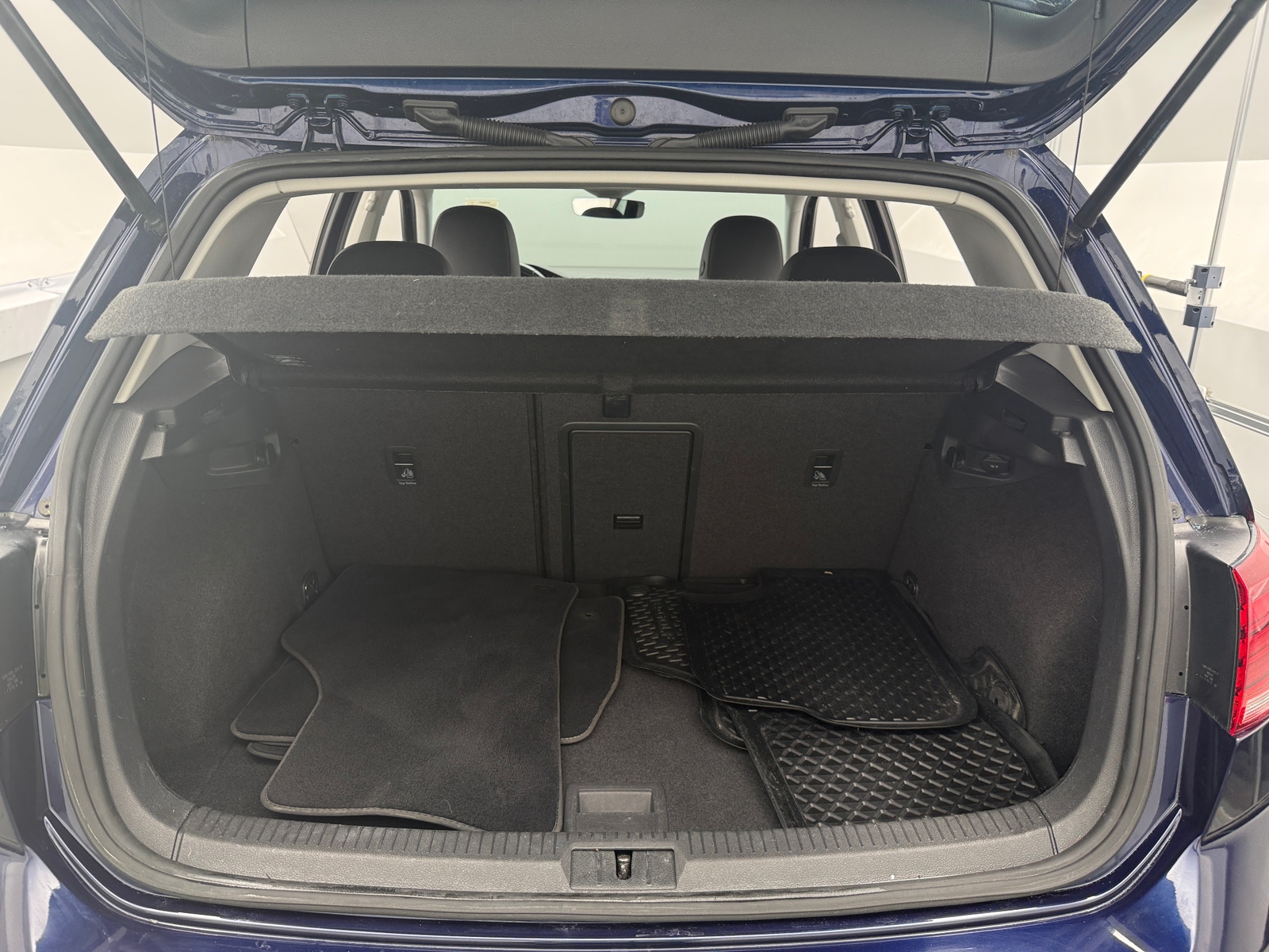 Thumbnail: 2018 Volkswagen e-Golf - 6