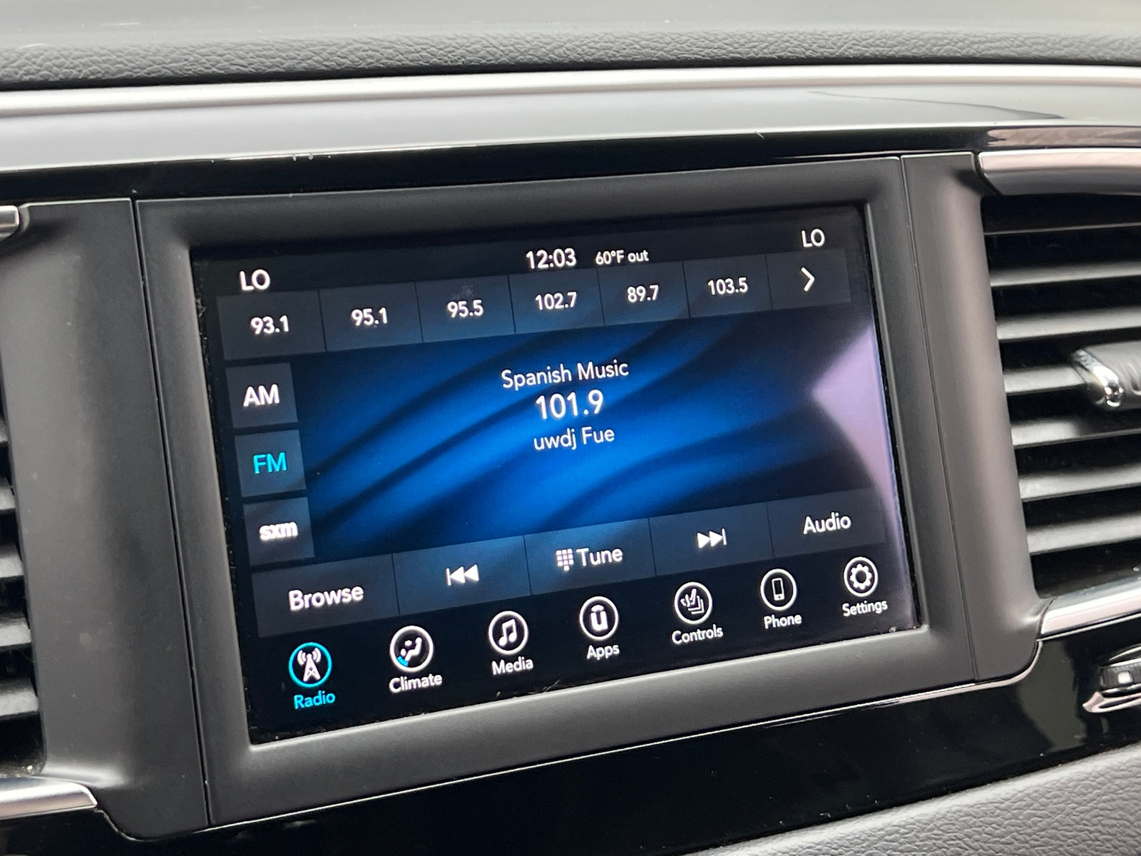Thumbnail: 2019 Chrysler Pacifica - 3