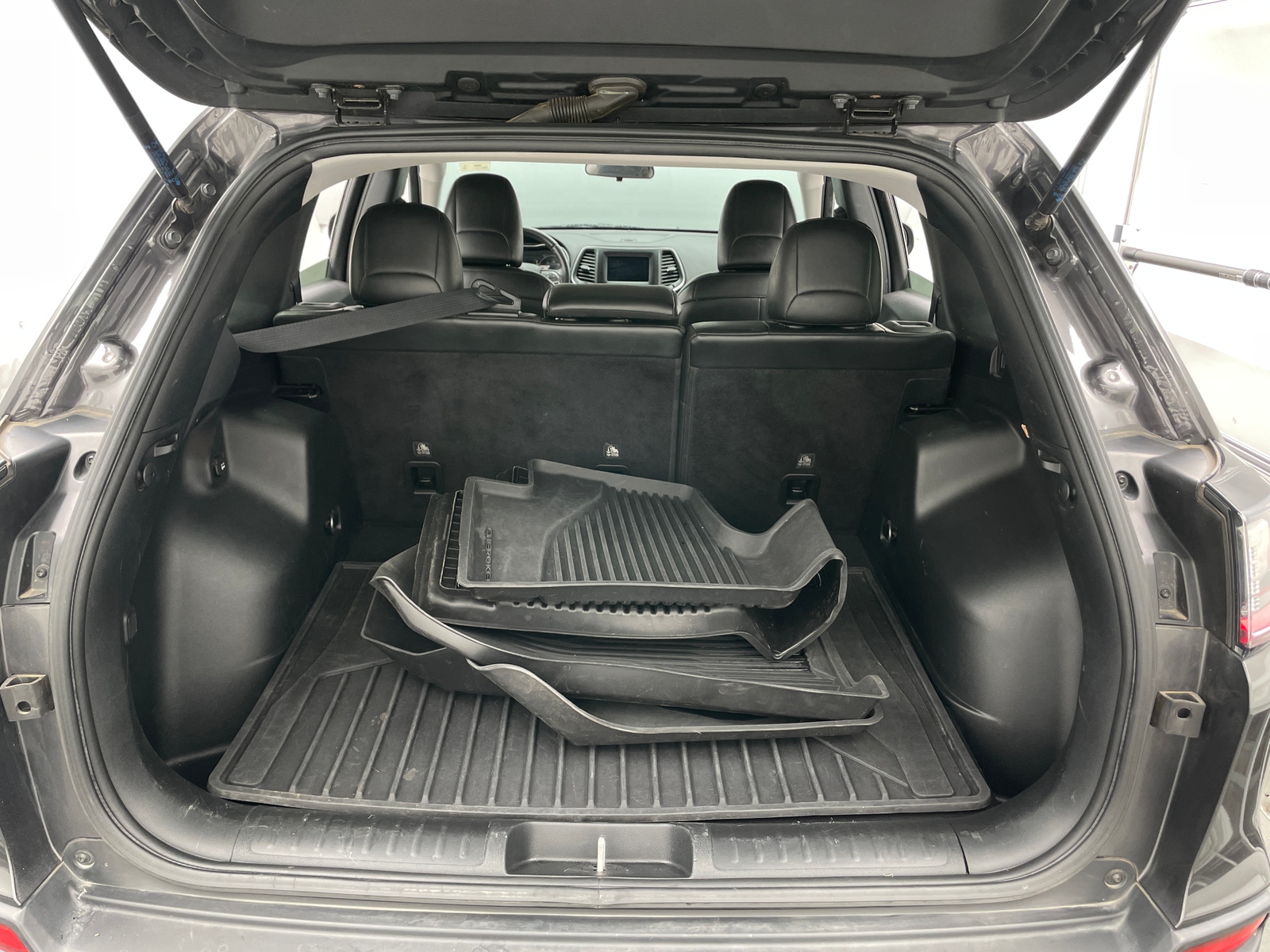 Thumbnail: 2019 Jeep Cherokee - 7