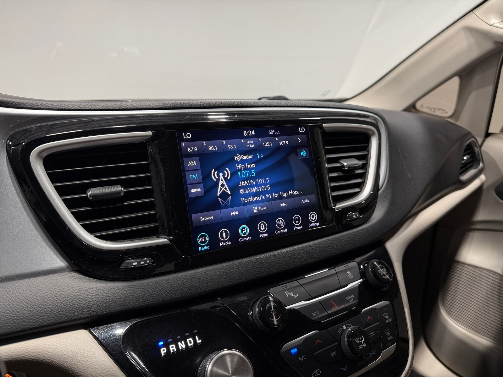 Thumbnail: 2018 Chrysler Pacifica - 3