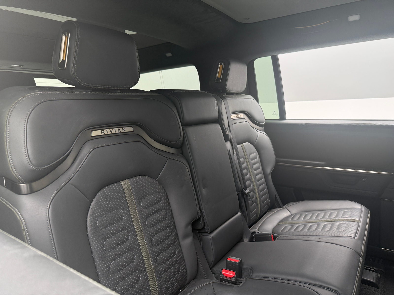 Thumbnail: 2025 Rivian R1S - 5