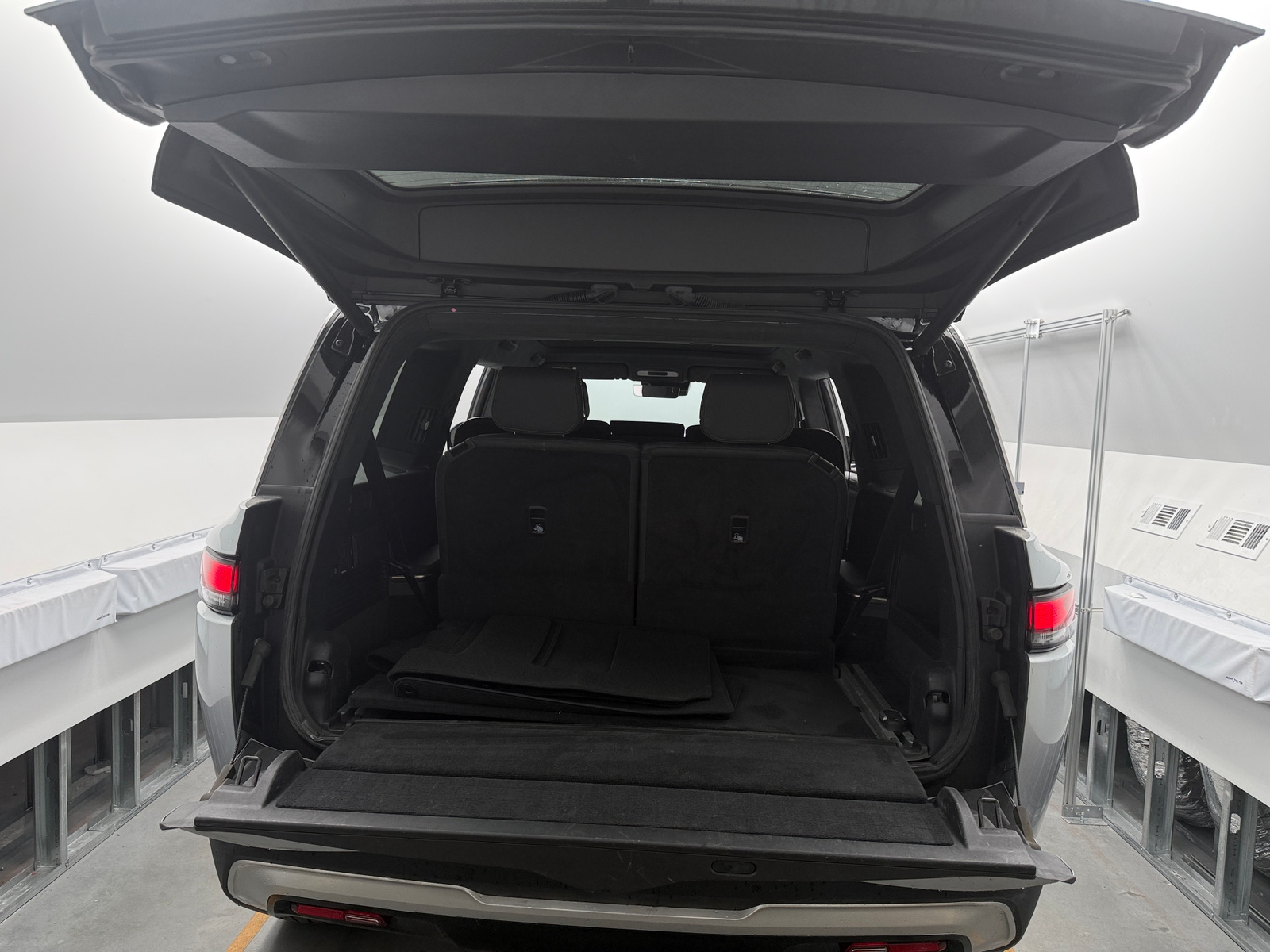Thumbnail: 2025 Rivian R1S - 6