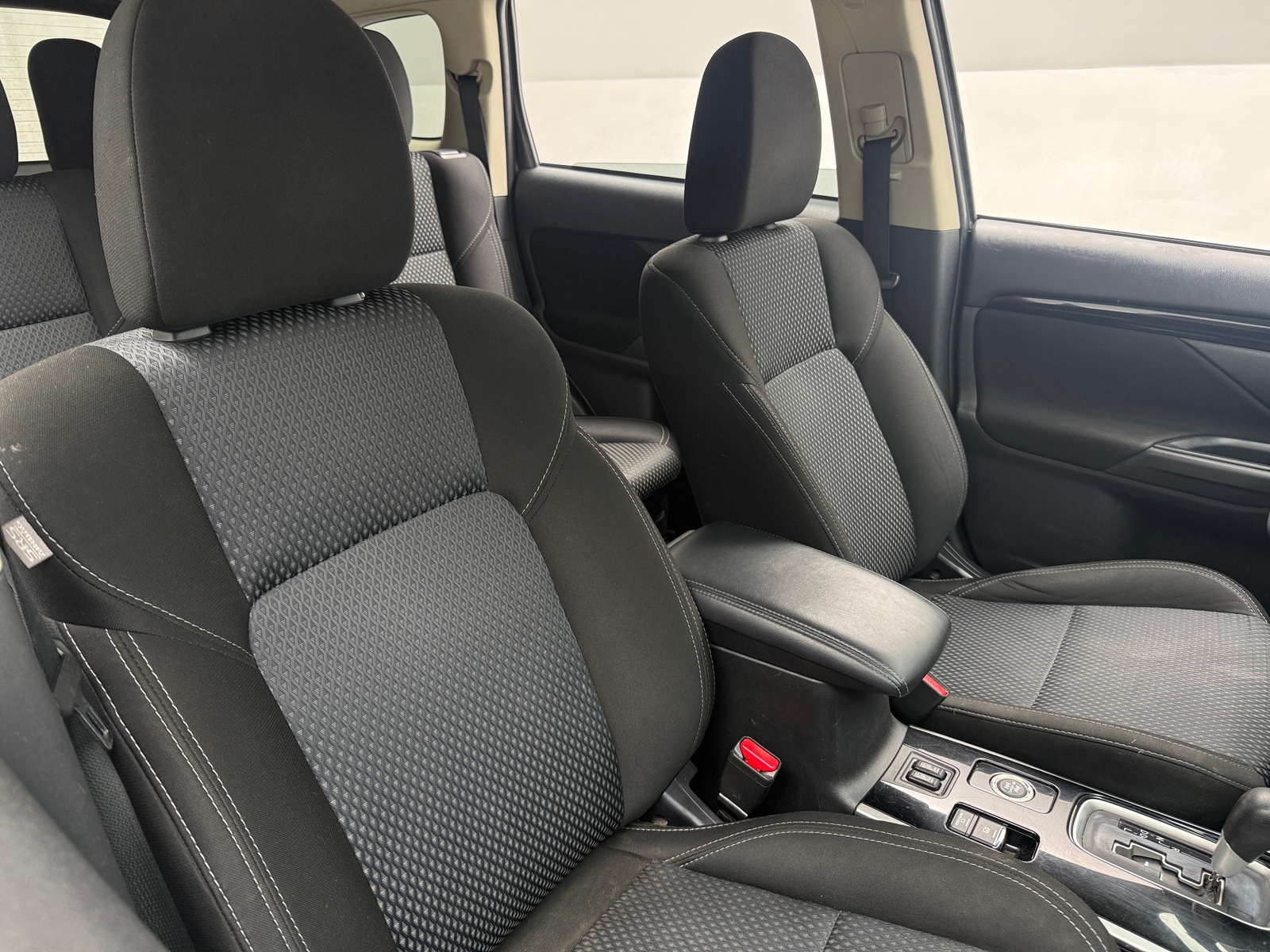 Thumbnail: 2020 Mitsubishi Outlander - 2