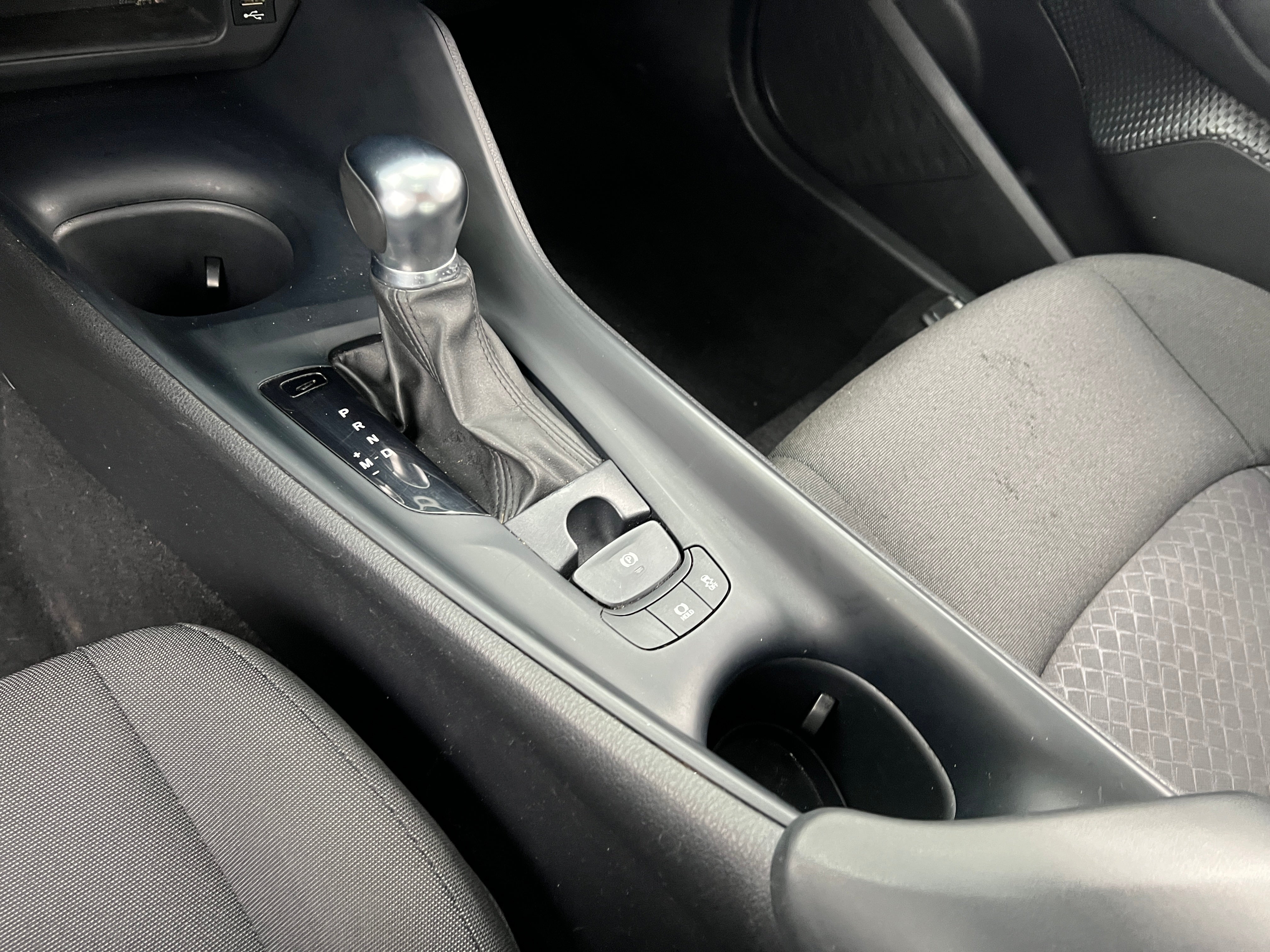 2021 Toyota C-HR LE - Photo 6