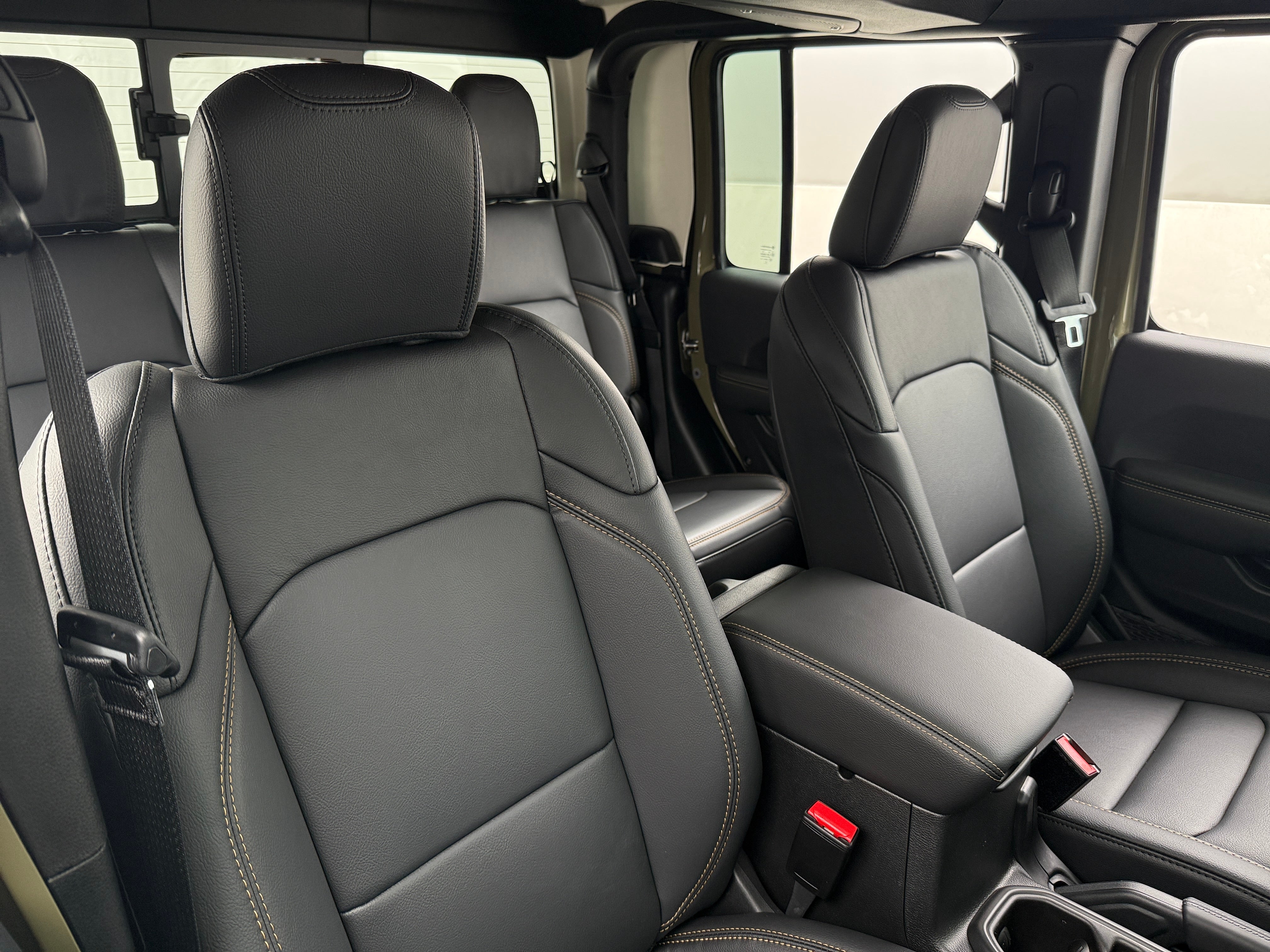 2026 Jeep Gladiator Sahara Auto's photo