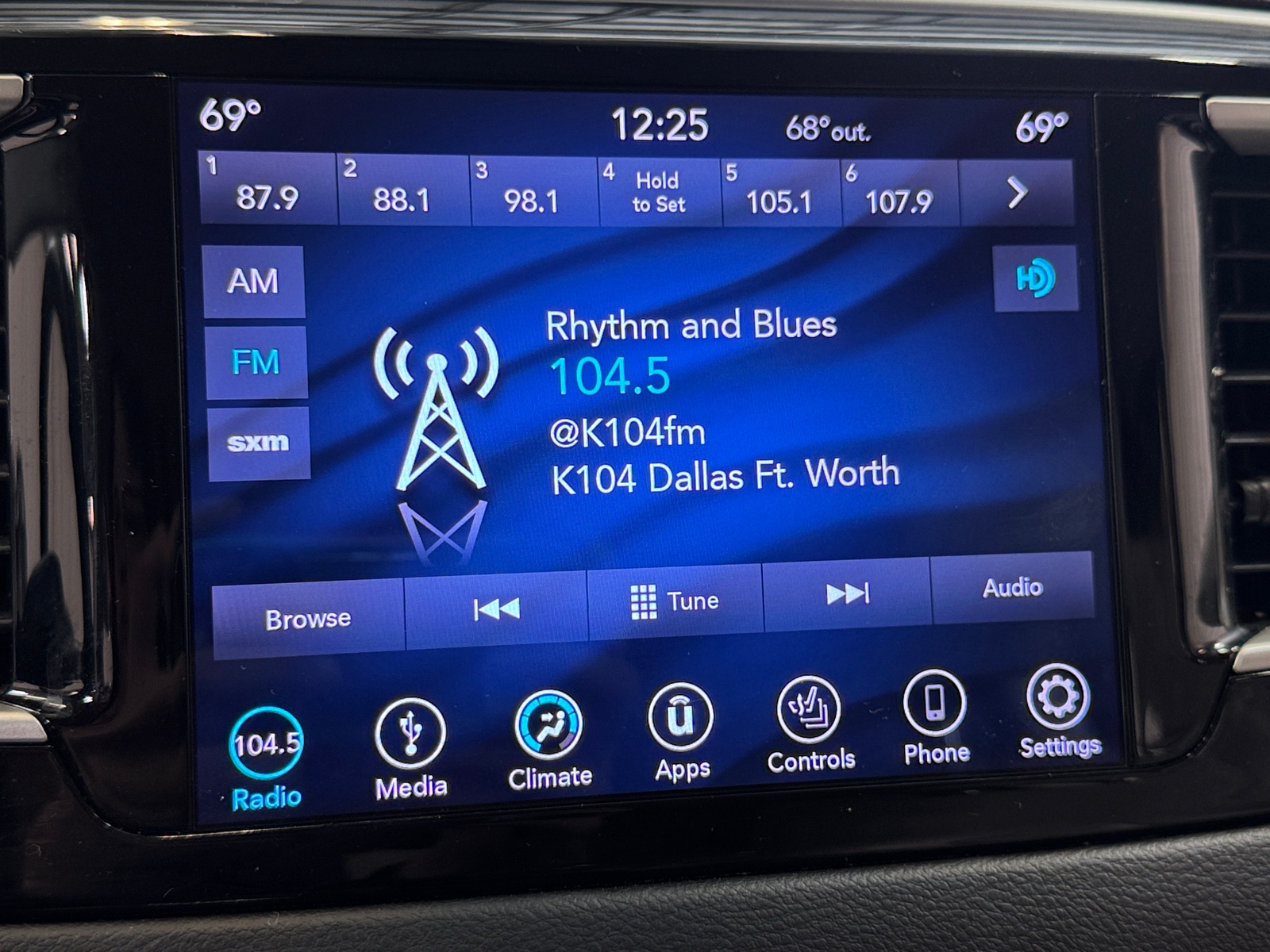 Thumbnail: 2018 Chrysler Pacifica - 3