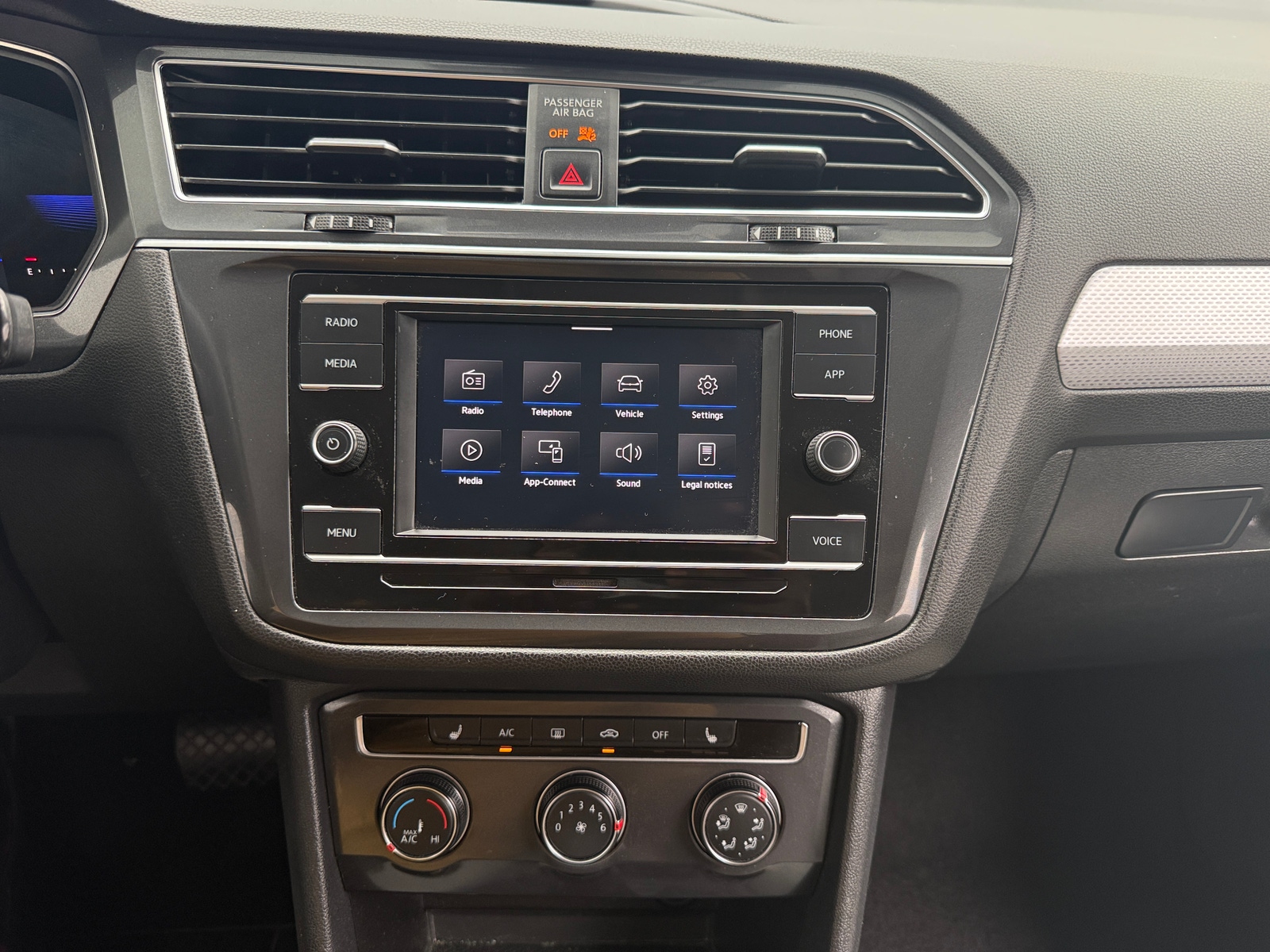 Thumbnail: 2022 Volkswagen Tiguan - 4