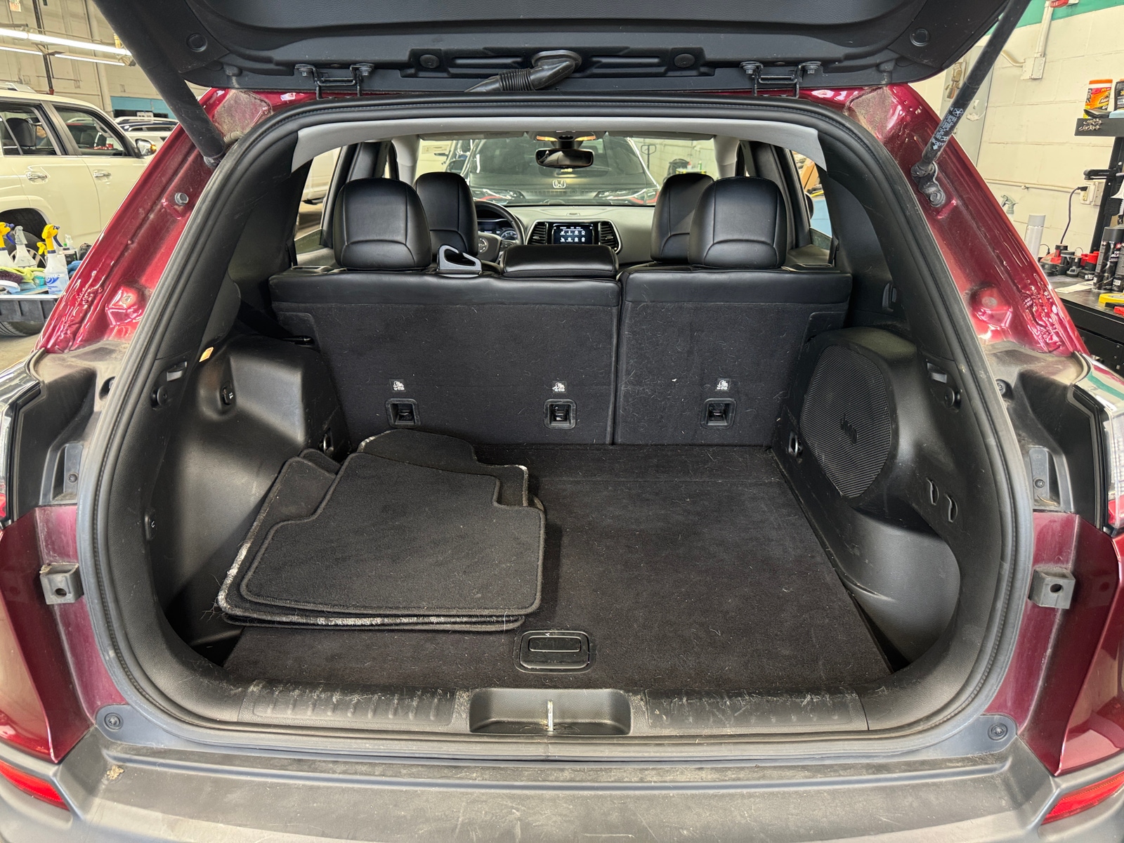 Thumbnail: 2019 Jeep Cherokee - 6
