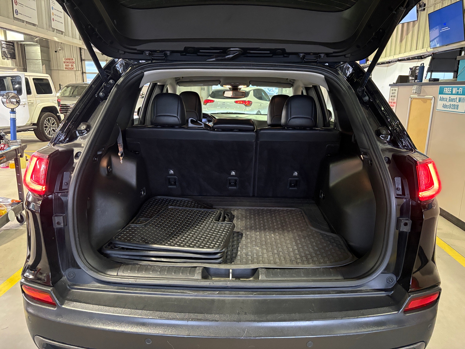 Thumbnail: 2019 Jeep Cherokee - 7
