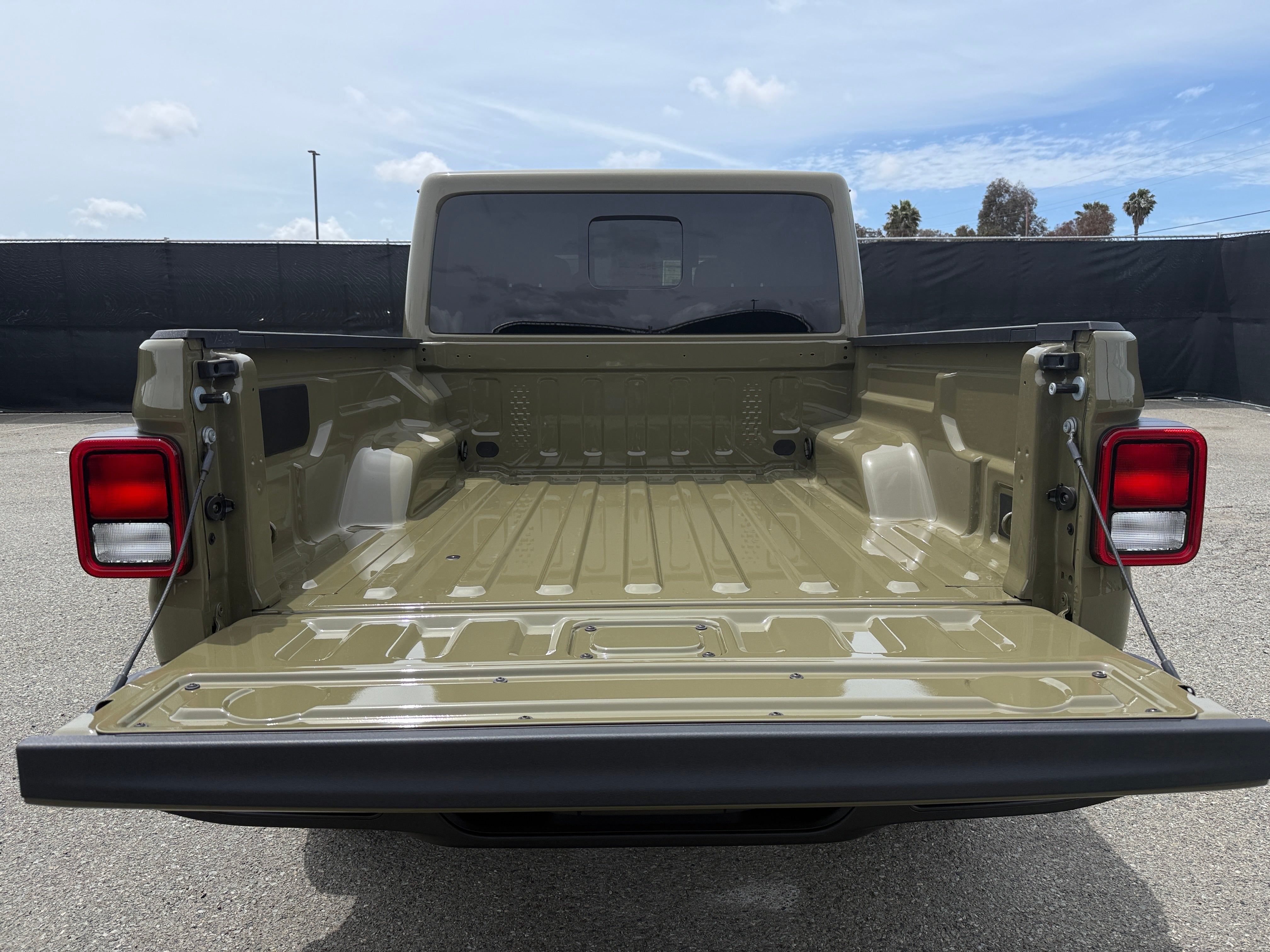 2026 Jeep Gladiator Sport S Auto's photo