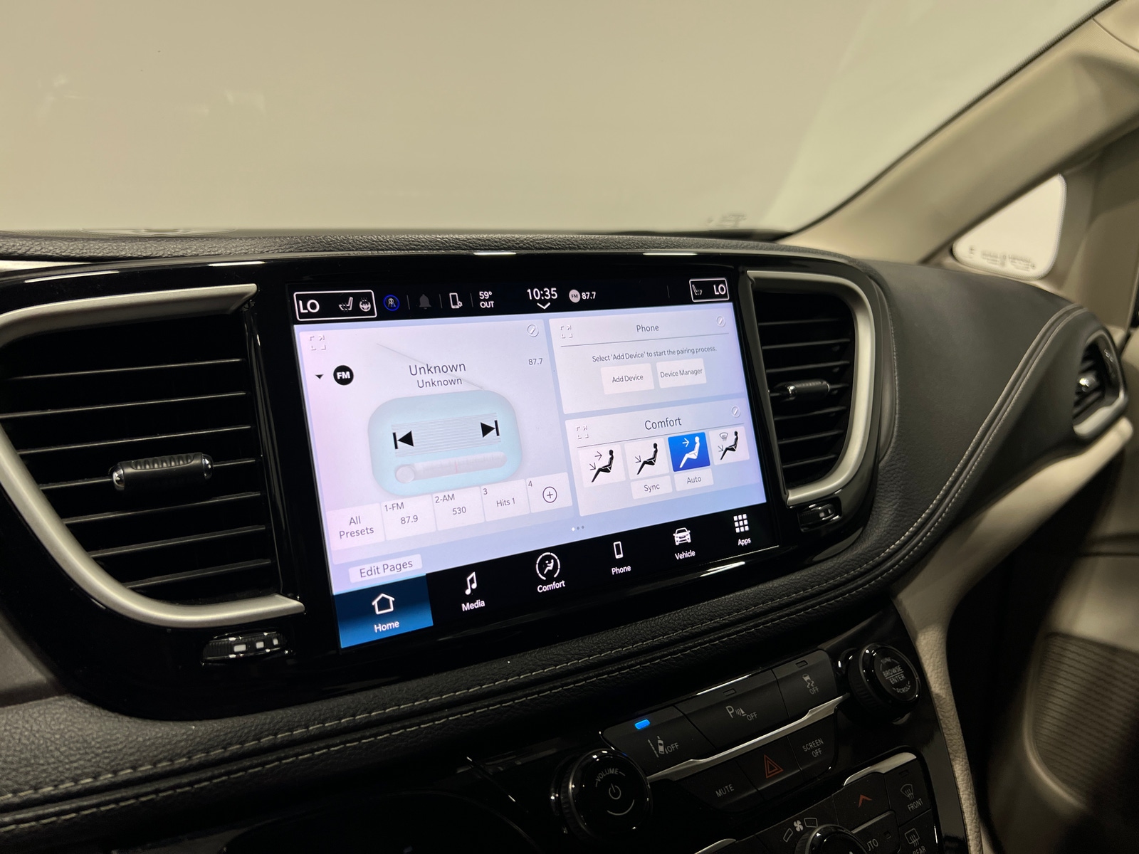 Thumbnail: 2023 Chrysler Pacifica - 3