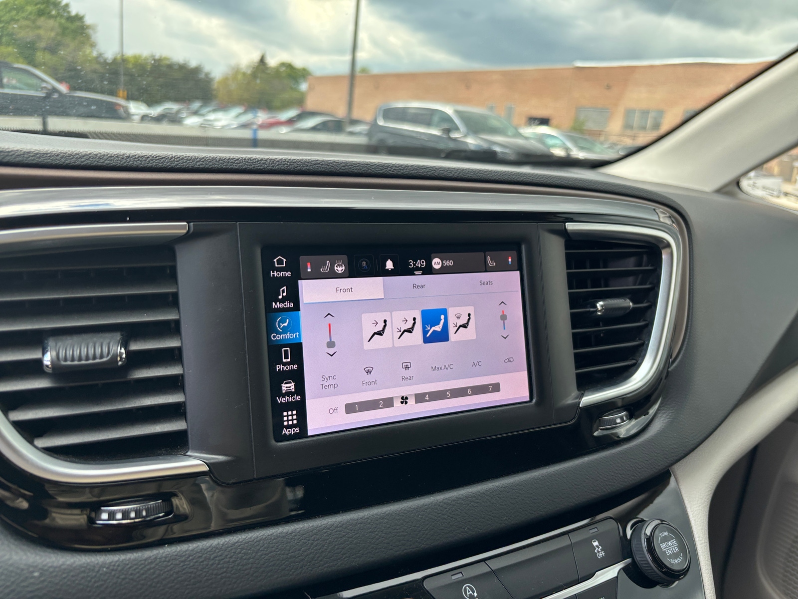Thumbnail: 2023 Chrysler Voyager - 4
