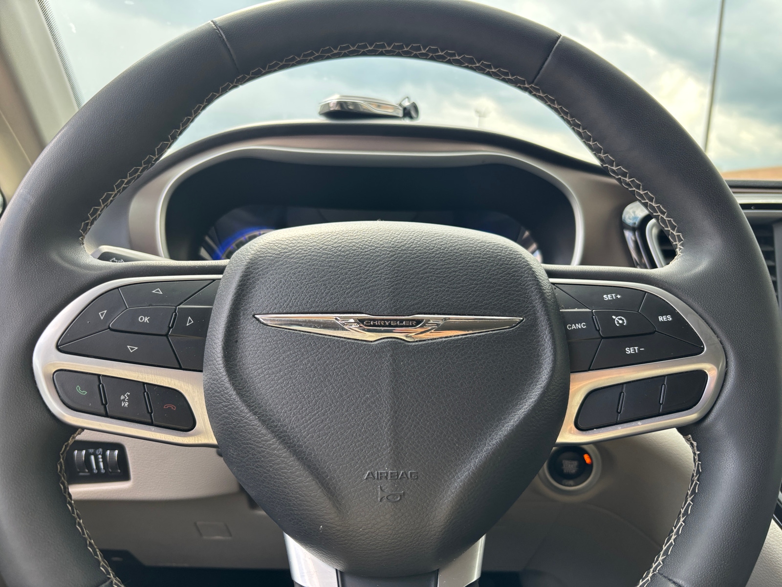 Thumbnail: 2023 Chrysler Voyager - 5