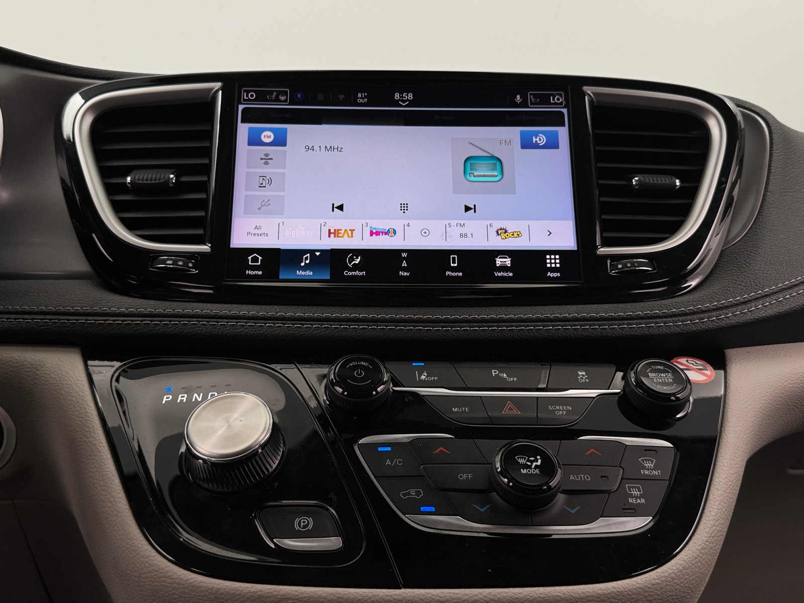 Thumbnail: 2024 Chrysler Pacifica - 3