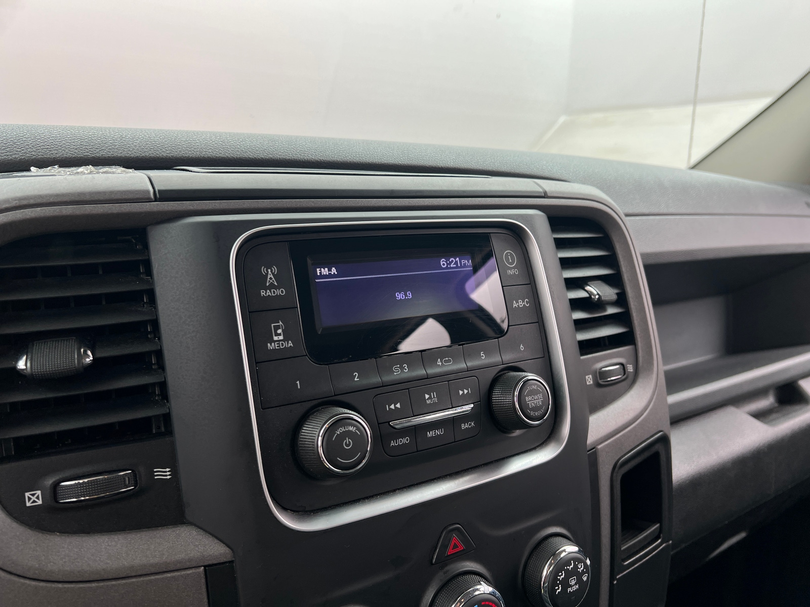 Thumbnail: 2019 RAM 1500 Classic - 4