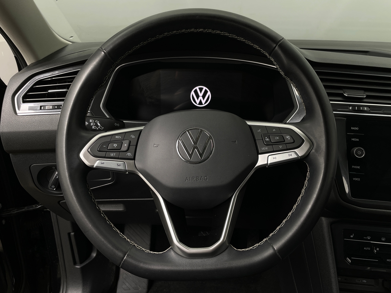 Thumbnail: 2023 Volkswagen Tiguan - 4