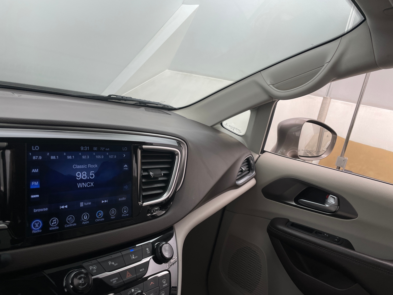 Thumbnail: 2017 Chrysler Pacifica - 3