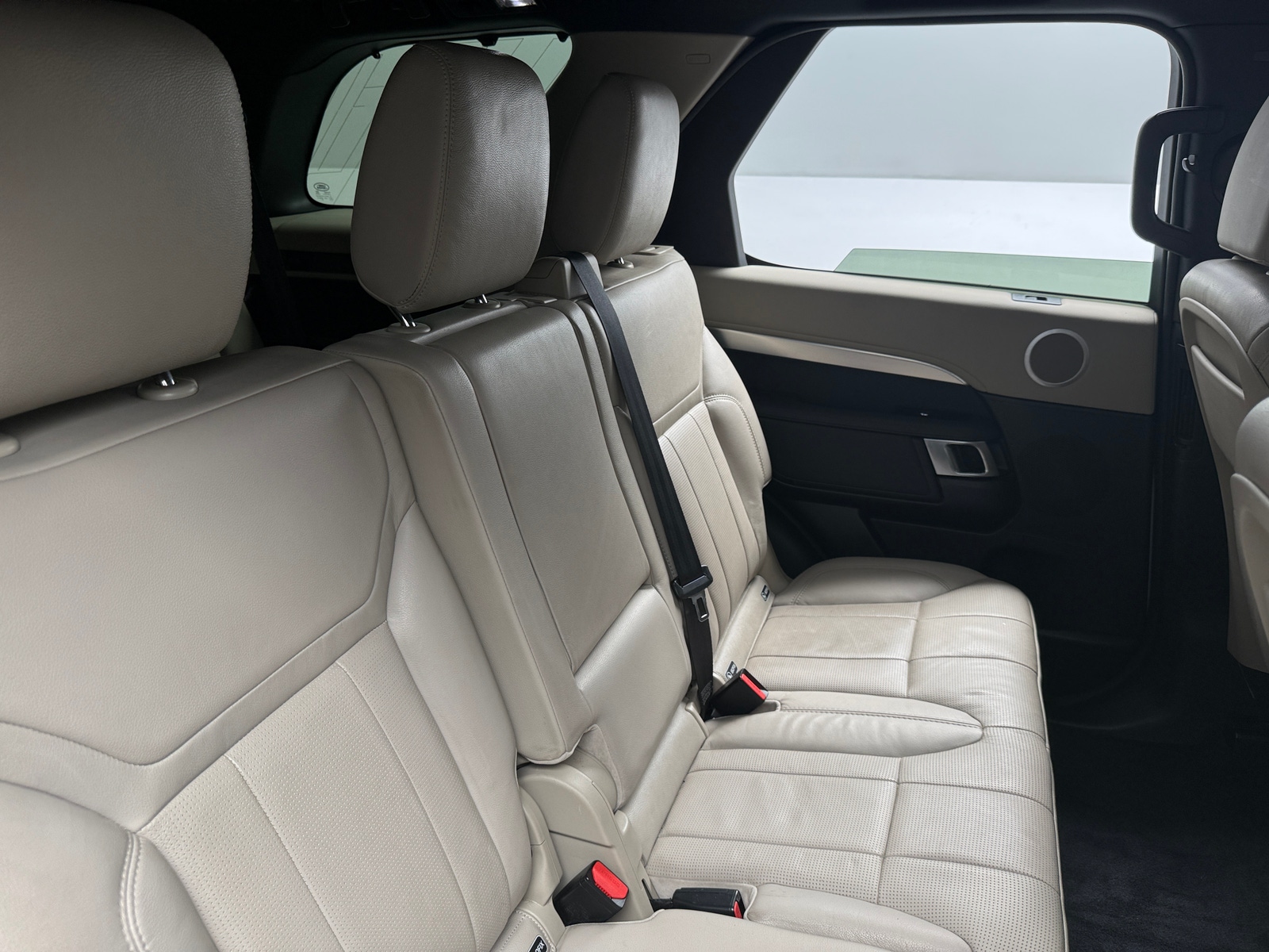 Thumbnail: 2020 Land Rover Discovery - 5