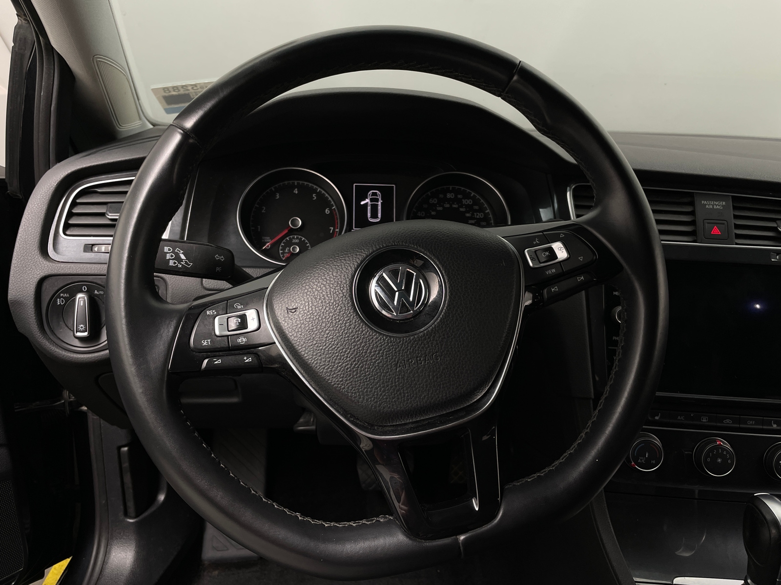Thumbnail: 2019 Volkswagen e-Golf - 4