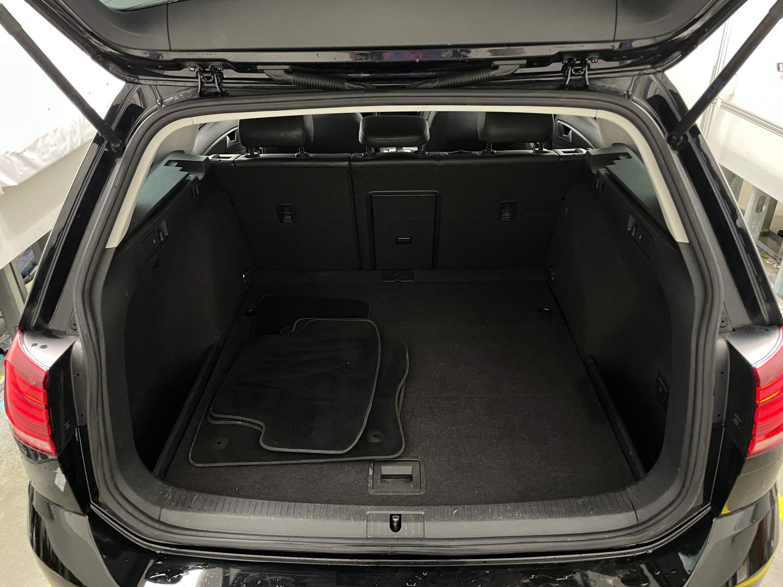 Thumbnail: 2019 Volkswagen e-Golf - 6