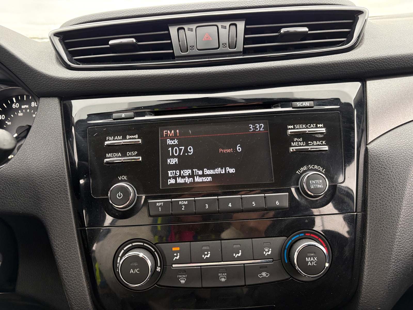 Thumbnail: 2017 Nissan Rogue Sport - 4