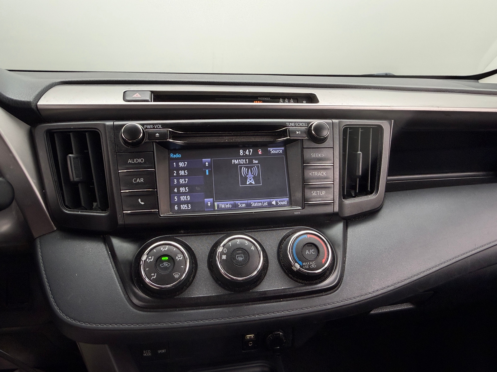 Thumbnail: 2018 Toyota RAV4 - 4