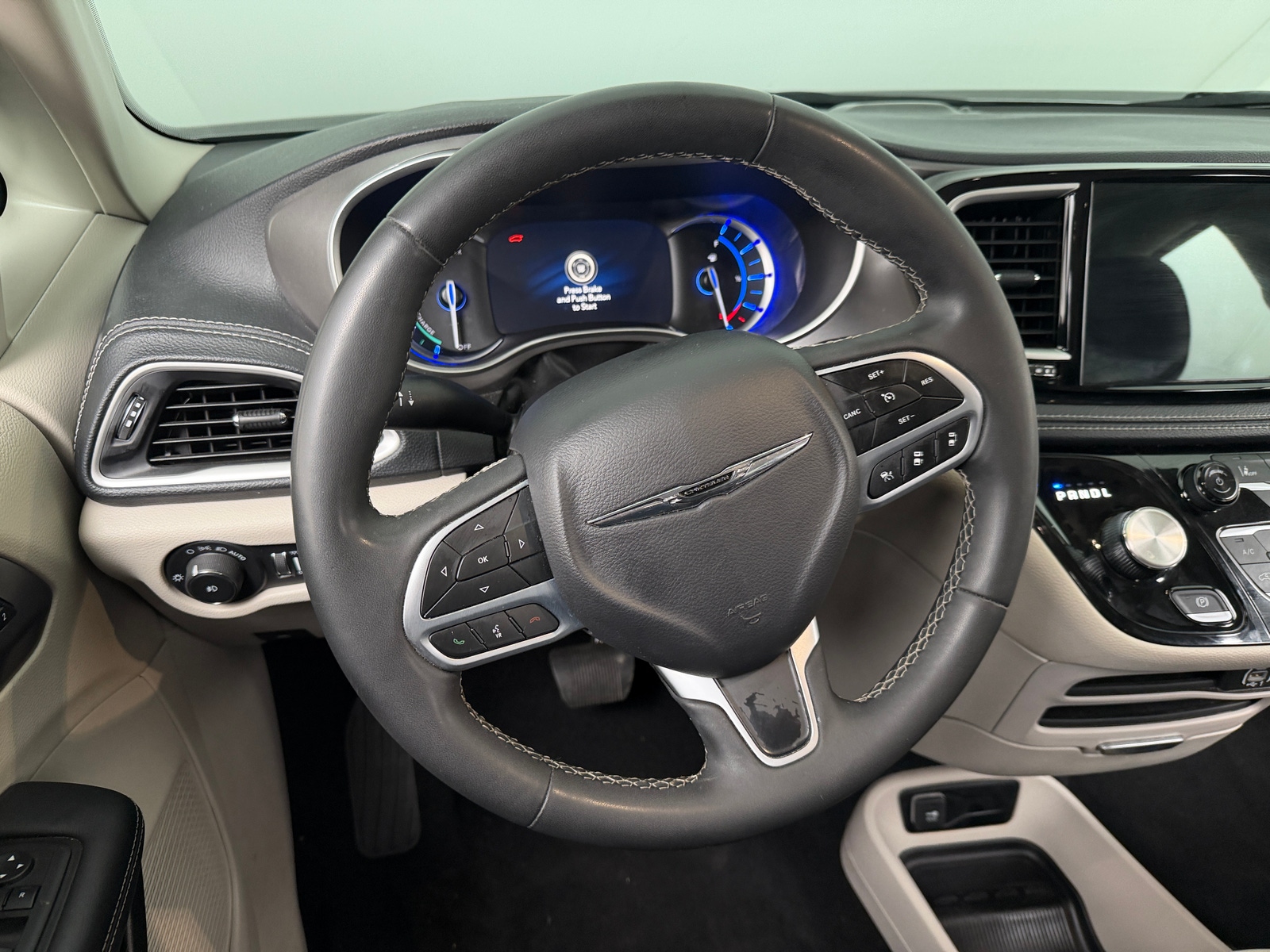 Thumbnail: 2023 Chrysler Pacifica - 4