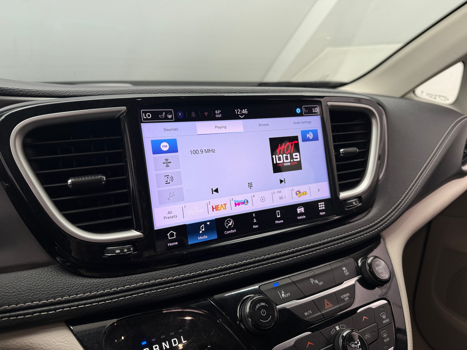 Thumbnail: 2024 Chrysler Pacifica - 3