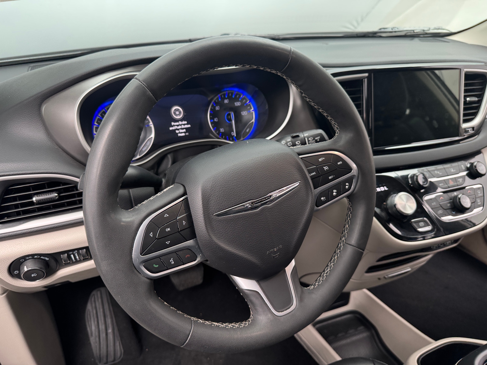 Thumbnail: 2023 Chrysler Pacifica - 4