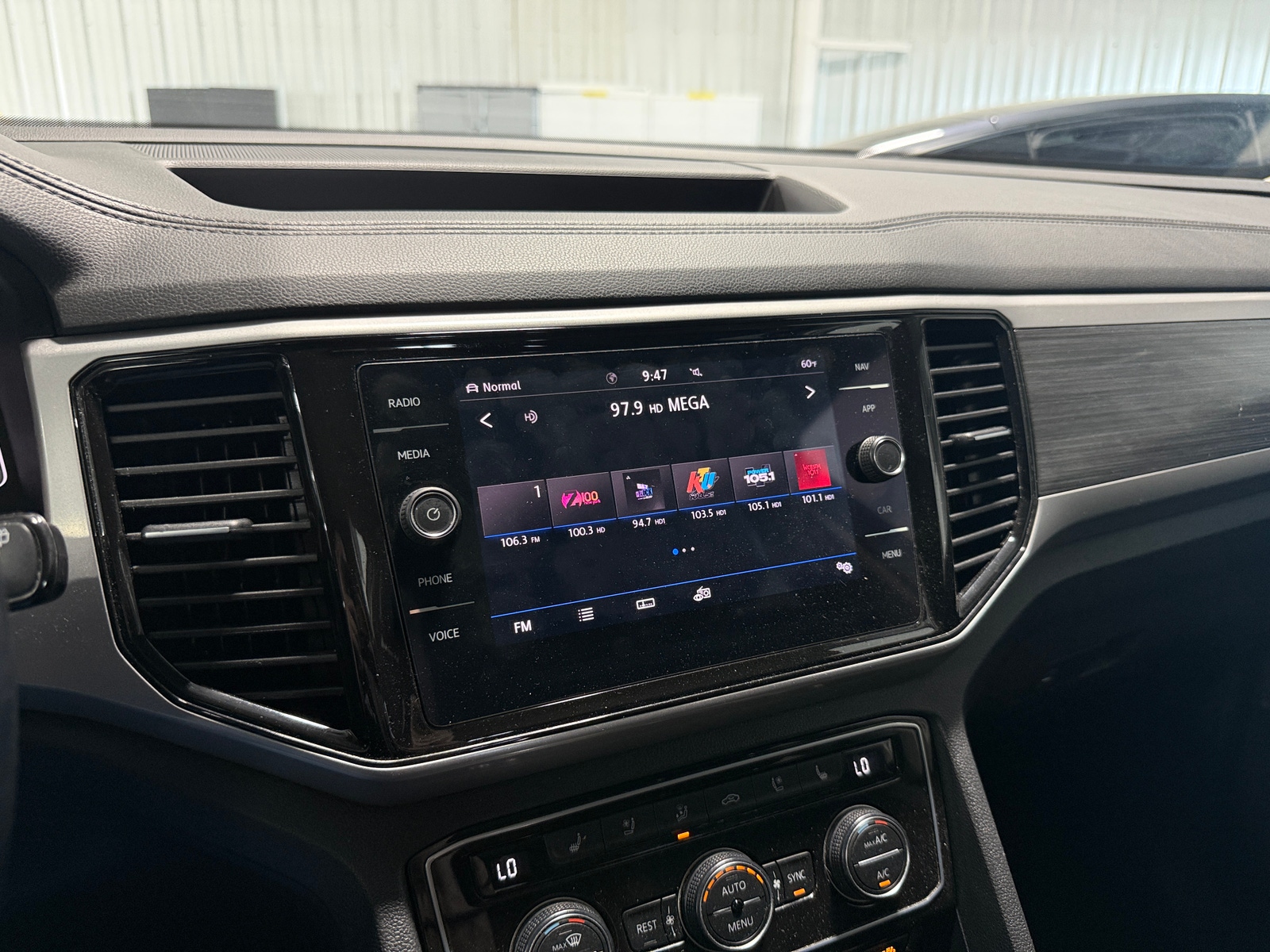 Thumbnail: 2021 Volkswagen Atlas - 3