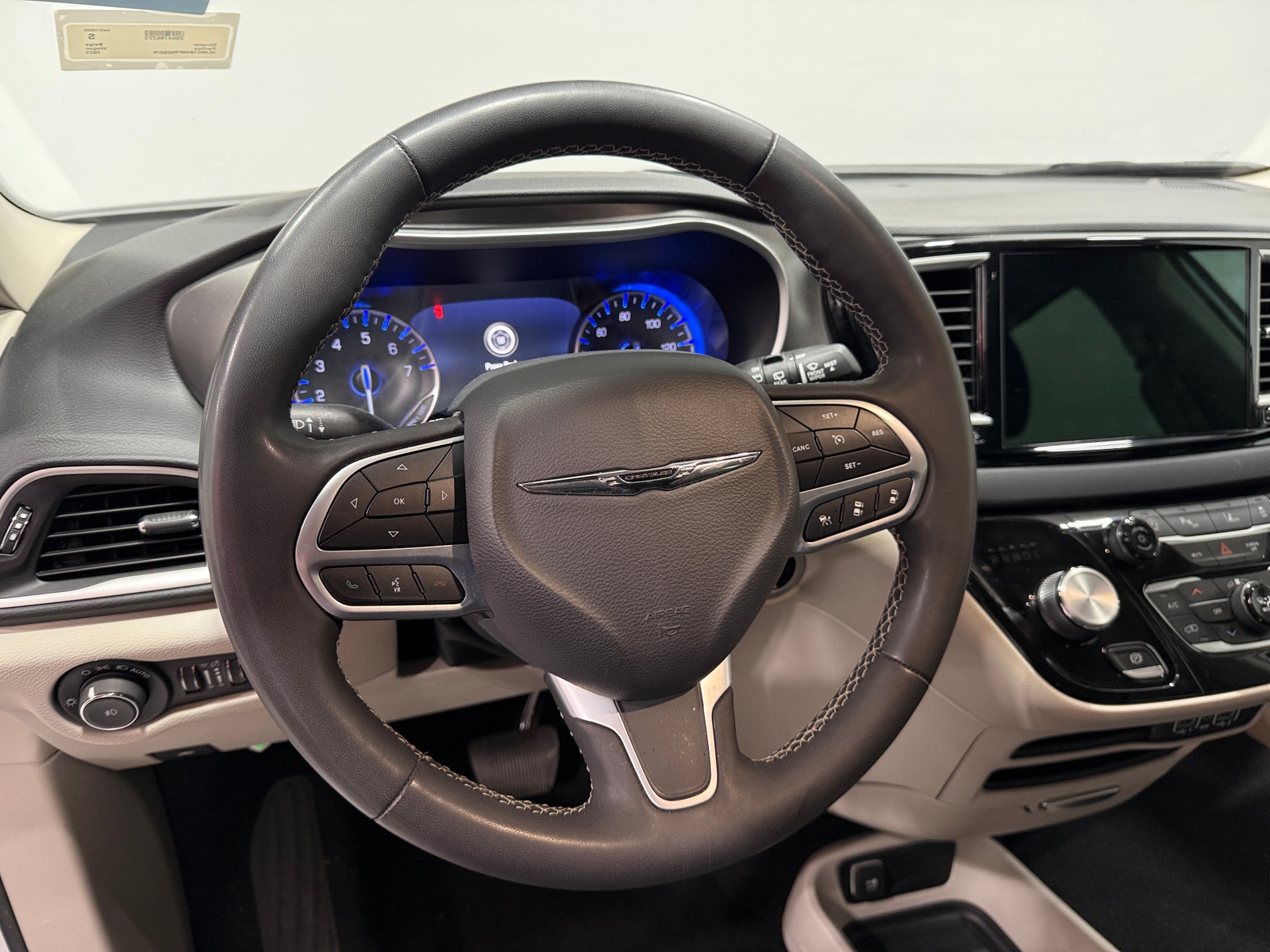 Thumbnail: 2023 Chrysler Pacifica - 4