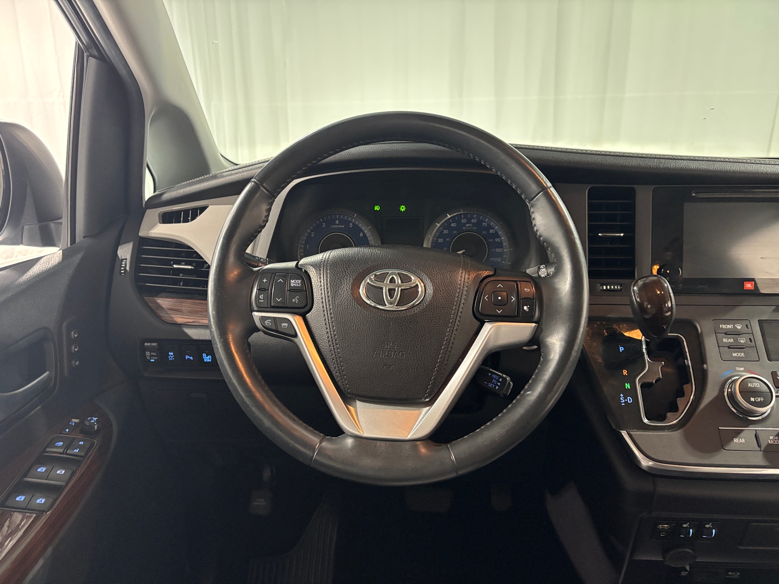 Thumbnail: 2017 Toyota Sienna - 4