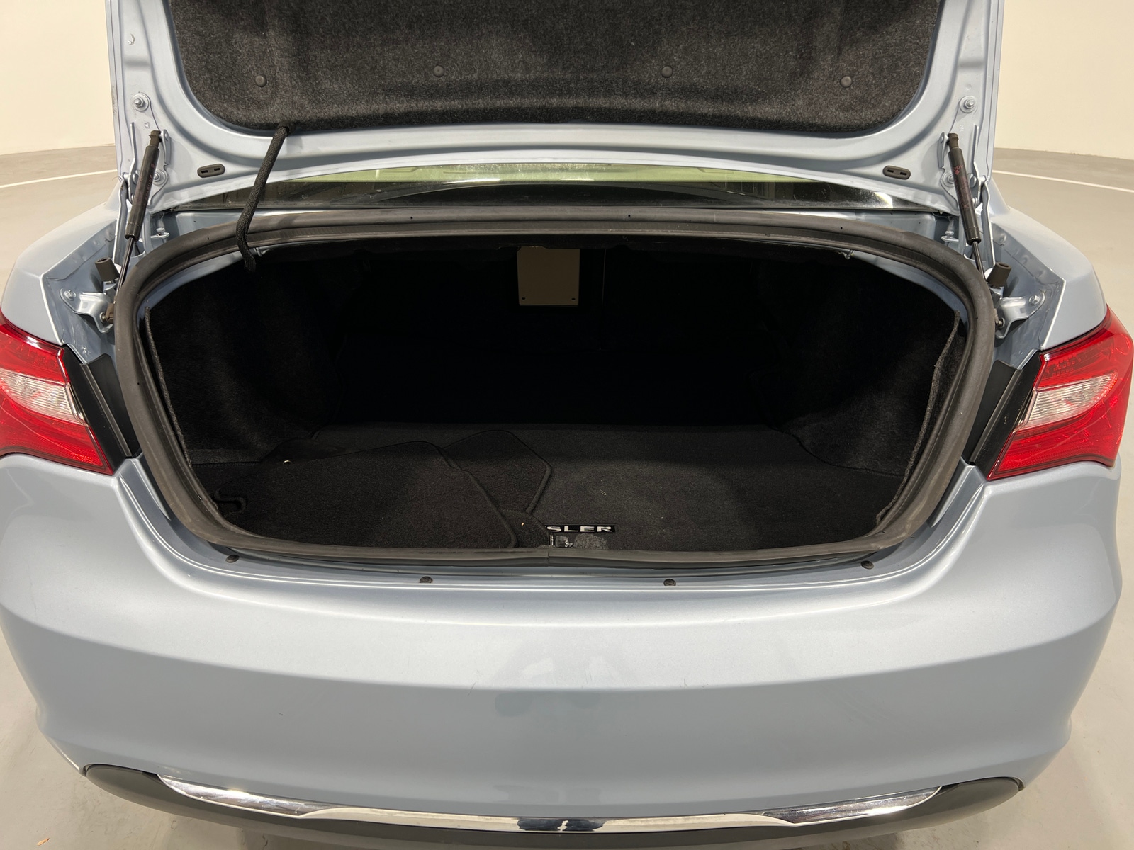 Thumbnail: 2013 Chrysler 200 - 6