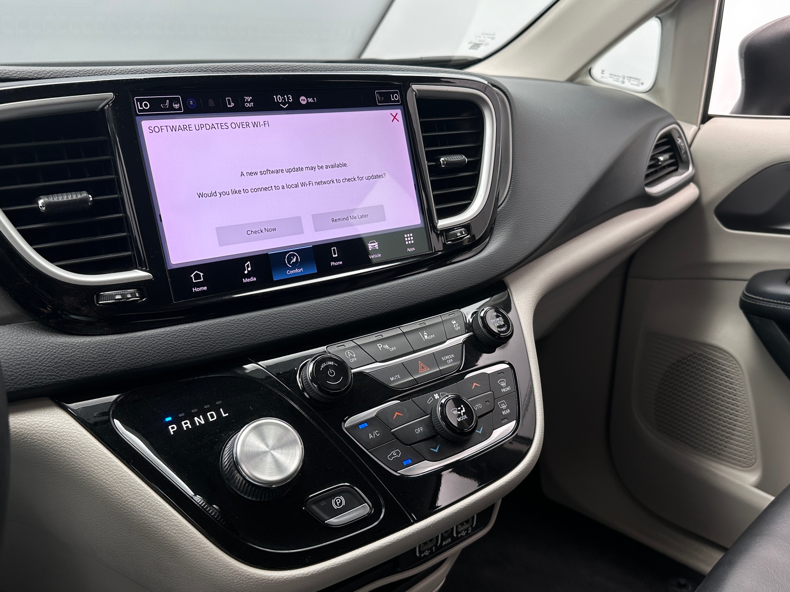 Thumbnail: 2023 Chrysler Pacifica - 3