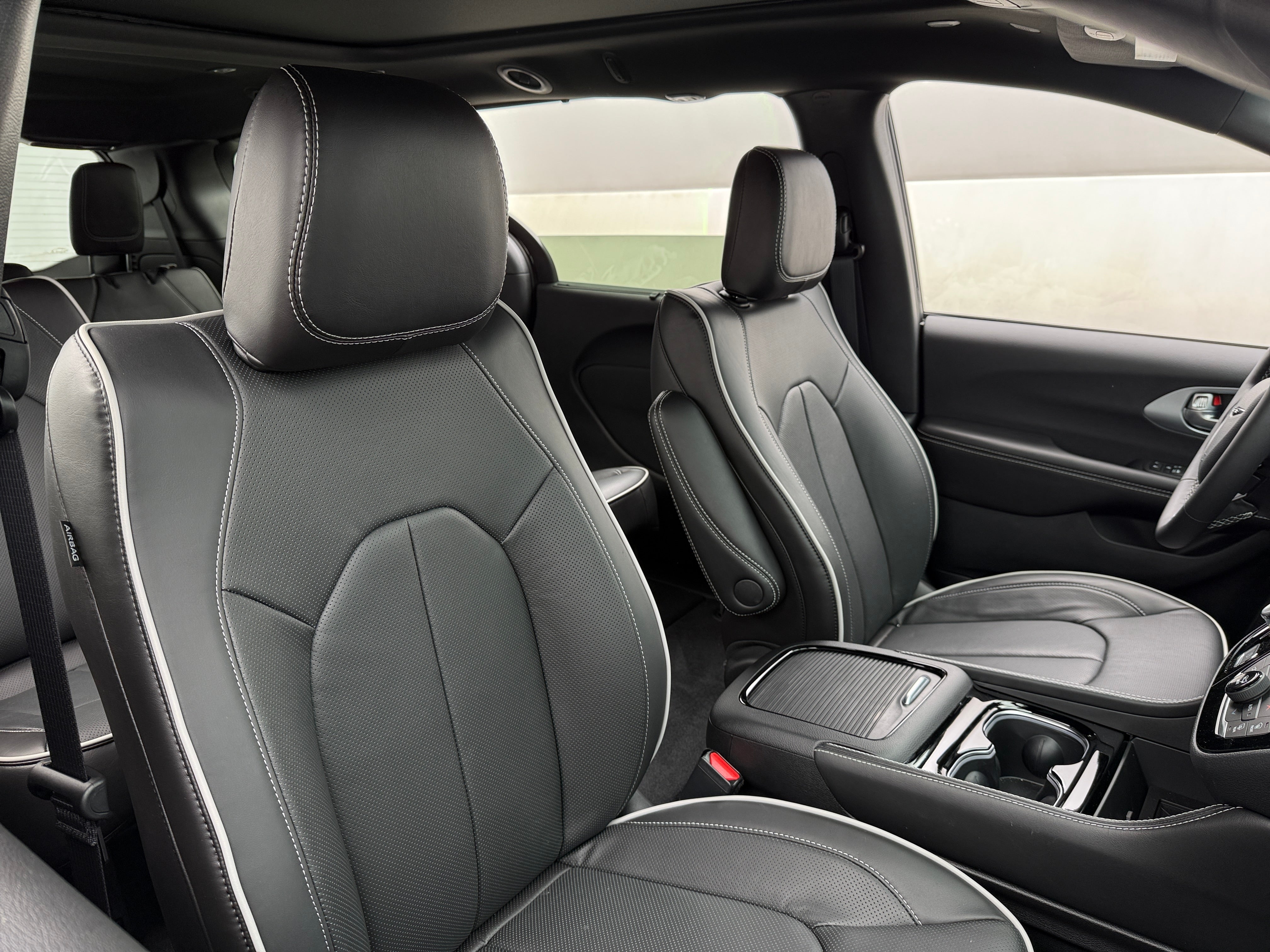2026 Chrysler Pacifica Limited's photo