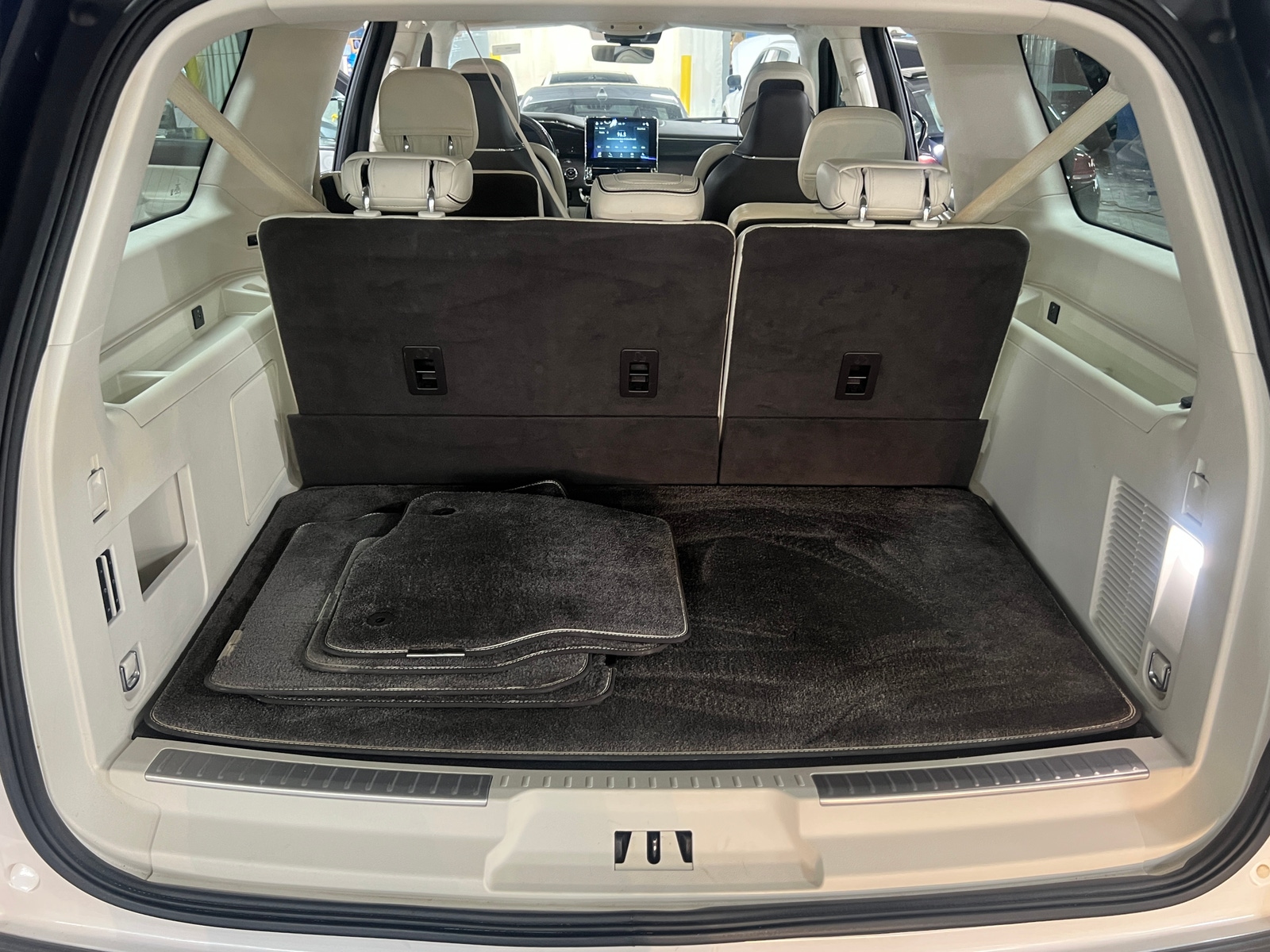 Thumbnail: 2018 Lincoln Navigator L - 6