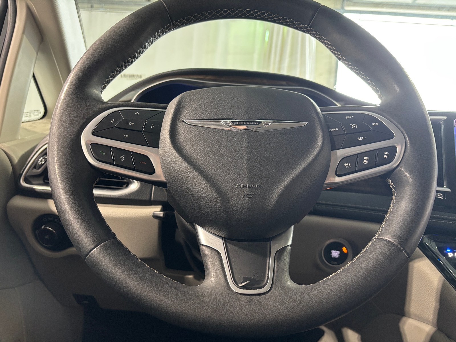 Thumbnail: 2023 Chrysler Pacifica - 4