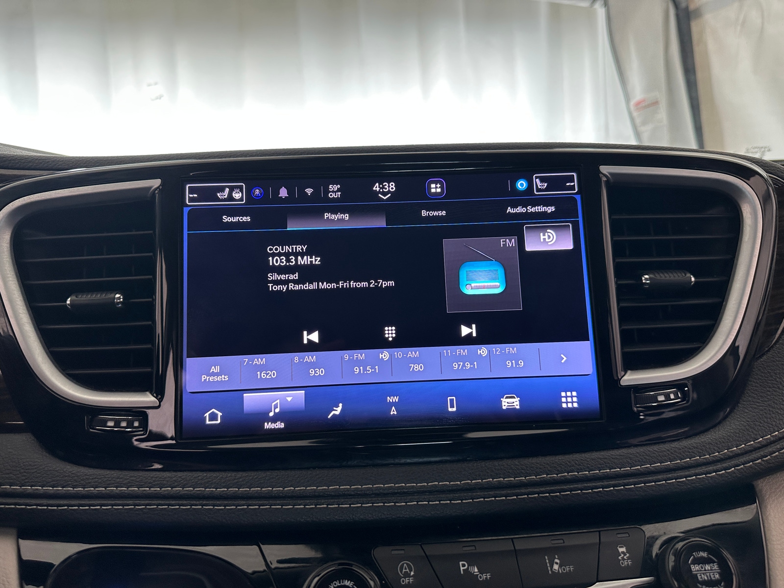 Thumbnail: 2023 Chrysler Pacifica - 3