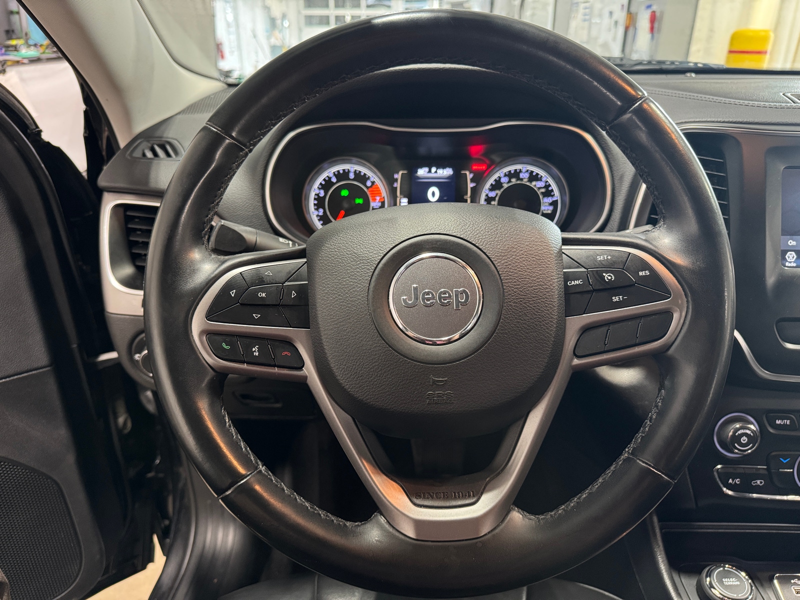 Thumbnail: 2019 Jeep Cherokee - 5