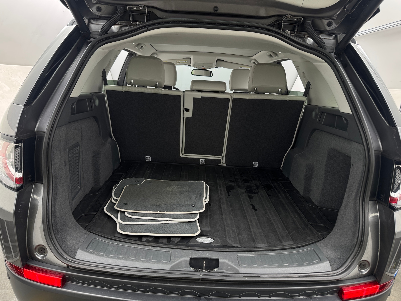 Thumbnail: 2019 Land Rover Discovery Sport - 6