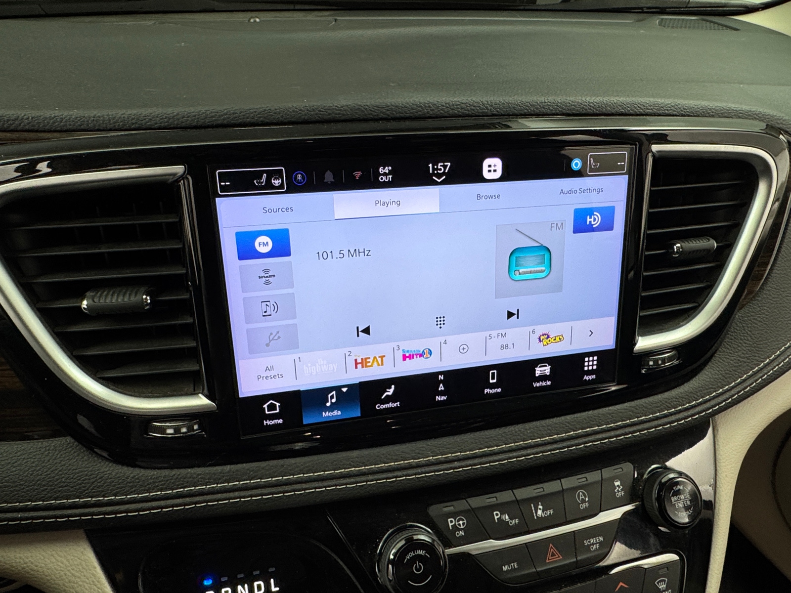 Thumbnail: 2021 Chrysler Pacifica - 3