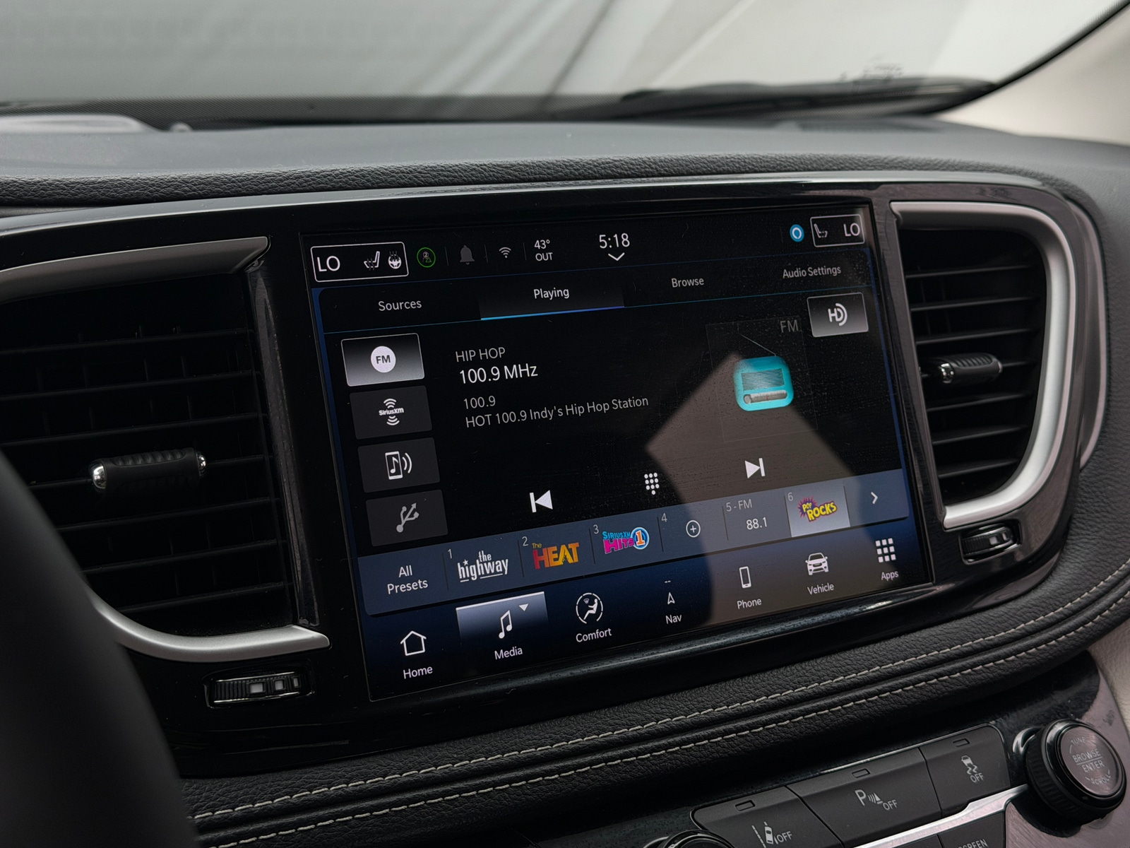 Thumbnail: 2024 Chrysler Pacifica - 3