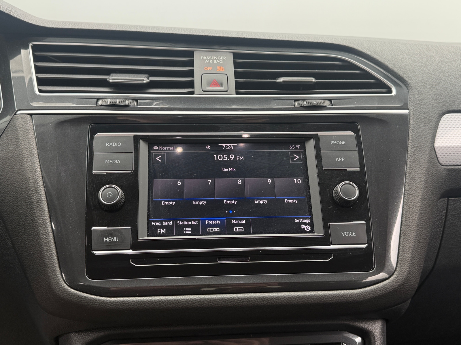 Thumbnail: 2024 Volkswagen Tiguan - 4